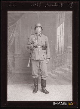 Portrait en pied d'un militaire allemand (Le Val-d'Ajol)